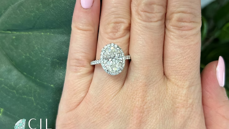 How to Make Your Engagement Ring Look Bigger: Clever Tips to Maximize Sparkle