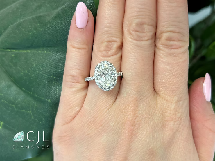 How to Make Your Engagement Ring Look Bigger: Clever Tips to Maximize Sparkle